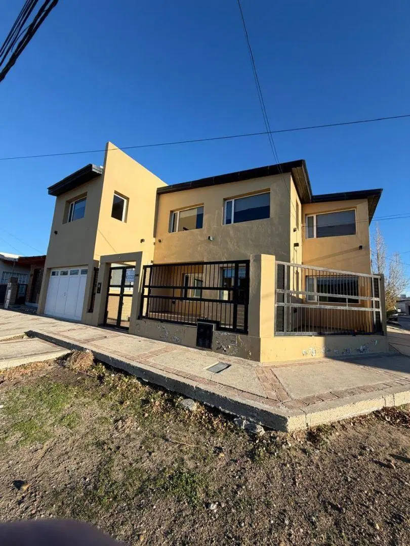 venta casa 4 ambientes, 2 plantas, garaje parrila, Mirador, Caleta Olivia 2