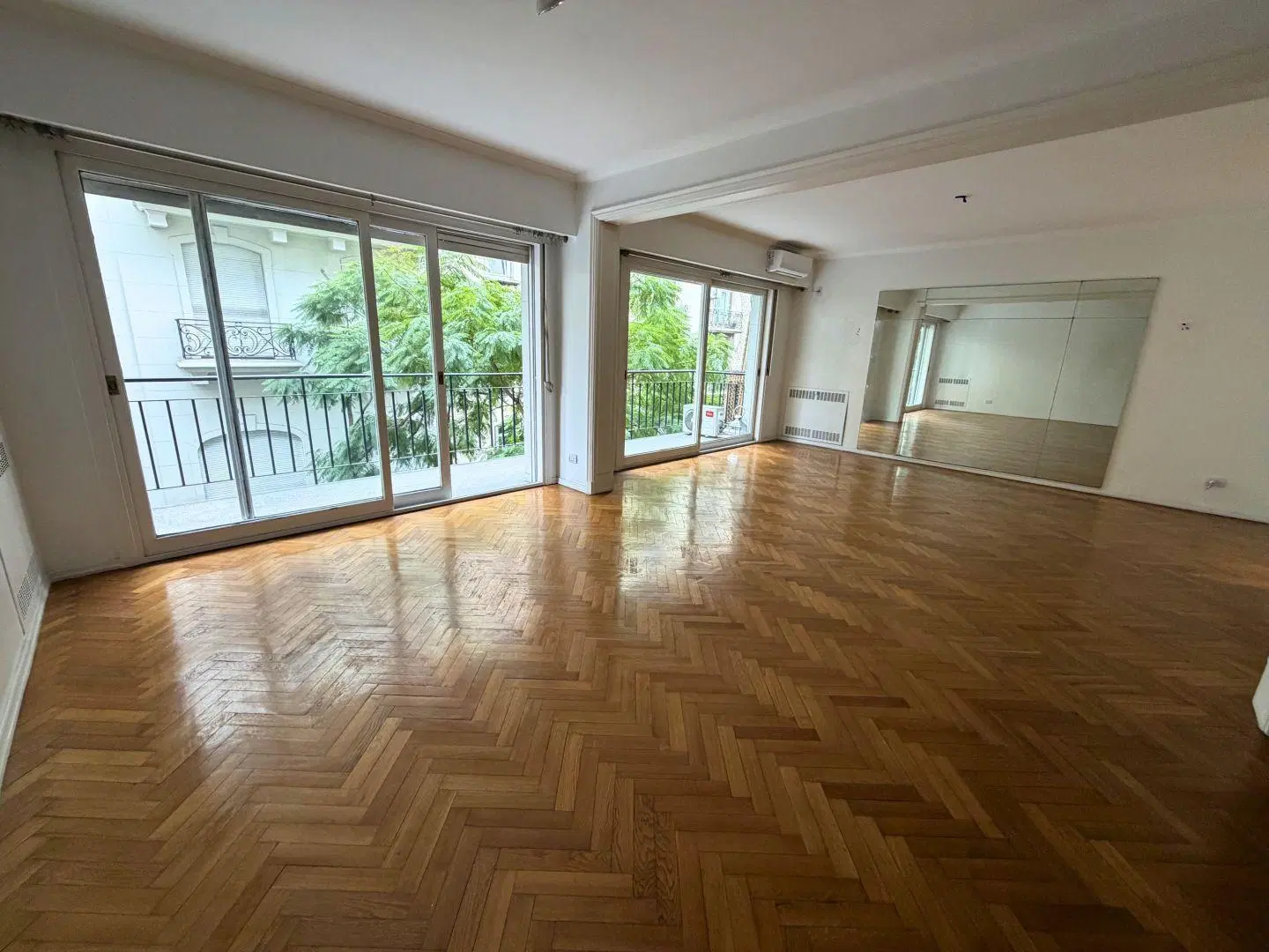 VENTA LUMINOSO PISO 4 AMBIENTES CON COCHERA, RECOLETA/RETIRO 1