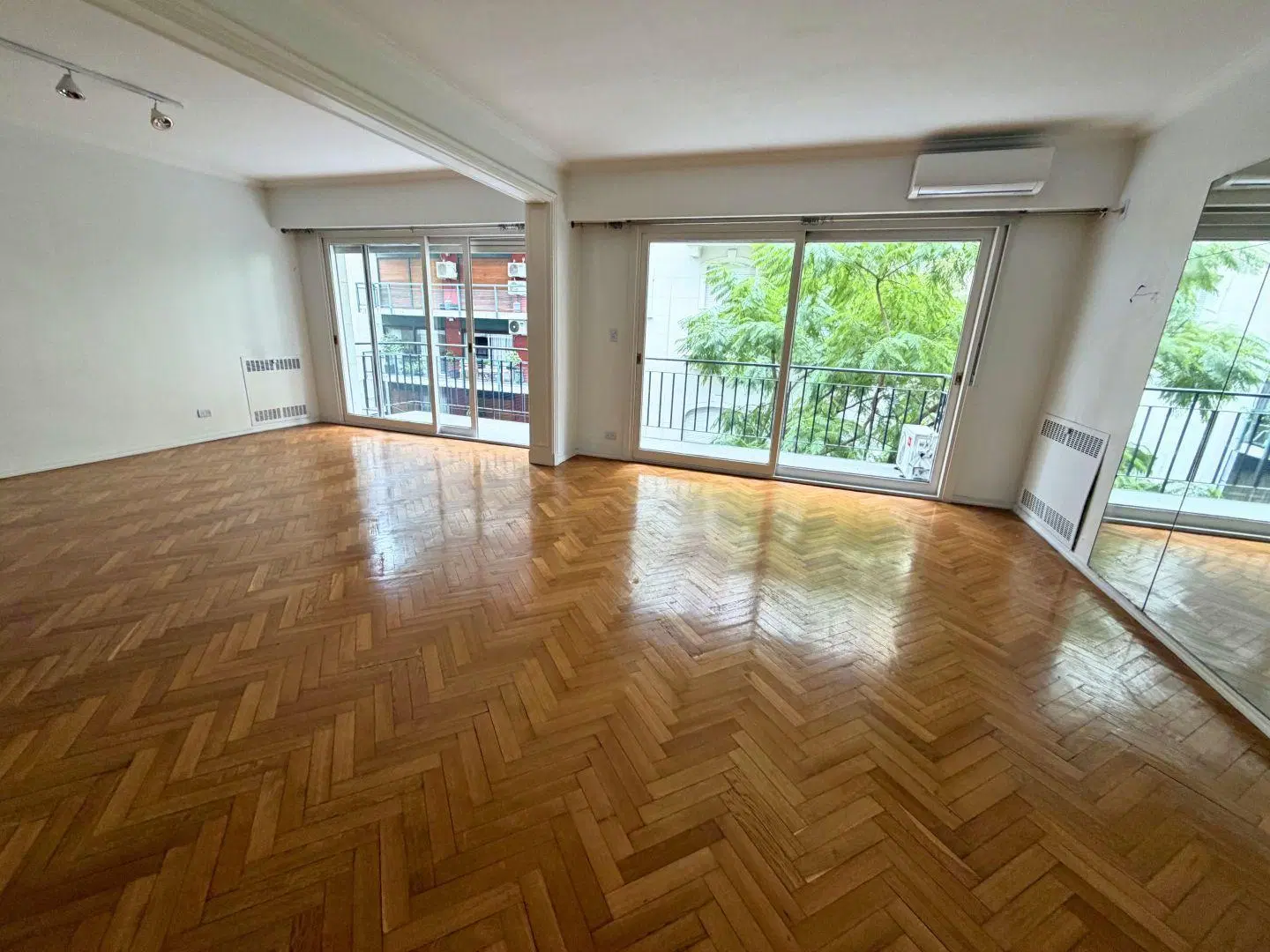 VENTA LUMINOSO PISO 4 AMBIENTES CON COCHERA, RECOLETA/RETIRO 2