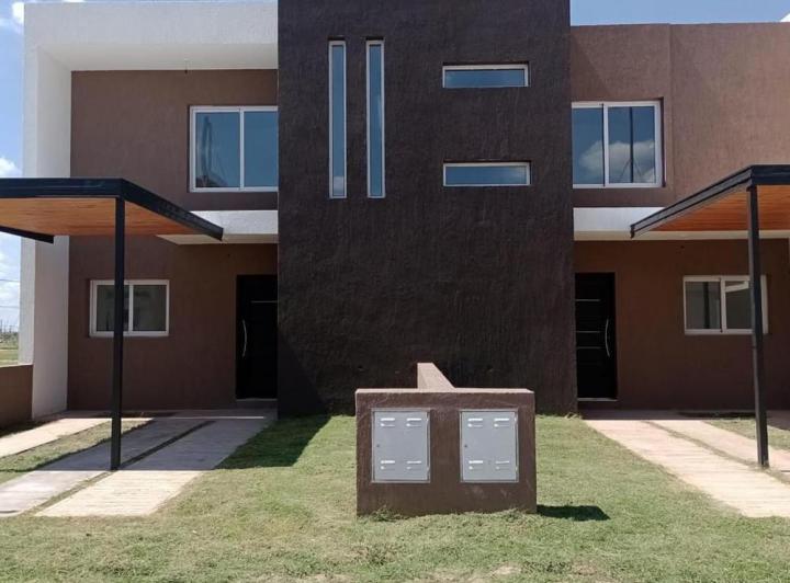 Duplex en Colinas de Manantiales, tres dormitorios