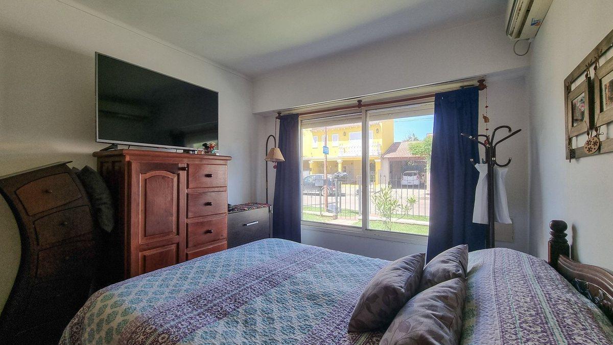 Casa 3 Ambientes Venta Lobos con Jardin y Quincho 2