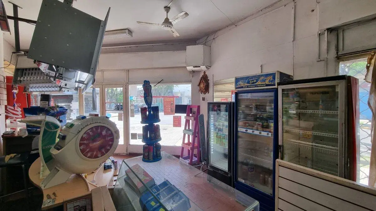 LOCAL EN VENTA EN VILLA LUGANO EN ESQUINA 4