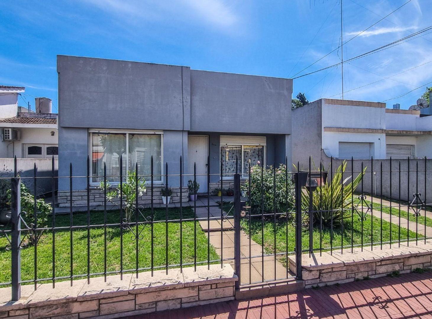 CASA 3 AMBIENTES VENTA LOBOS CON JARDIN Y QUINCHO