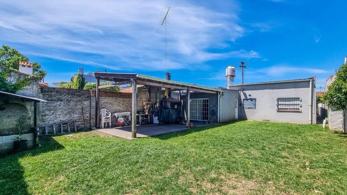 CASA 3 AMBIENTES VENTA LOBOS CON JARDIN Y QUINCHO 2