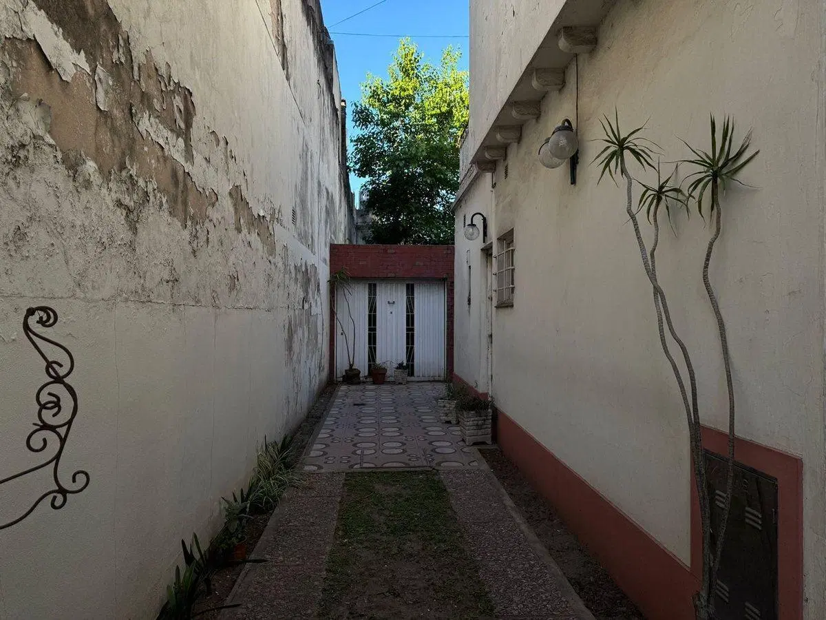 VENTA DE CASA A REFACCIONAR 4 AMBIENTES VELEZ SARF 2