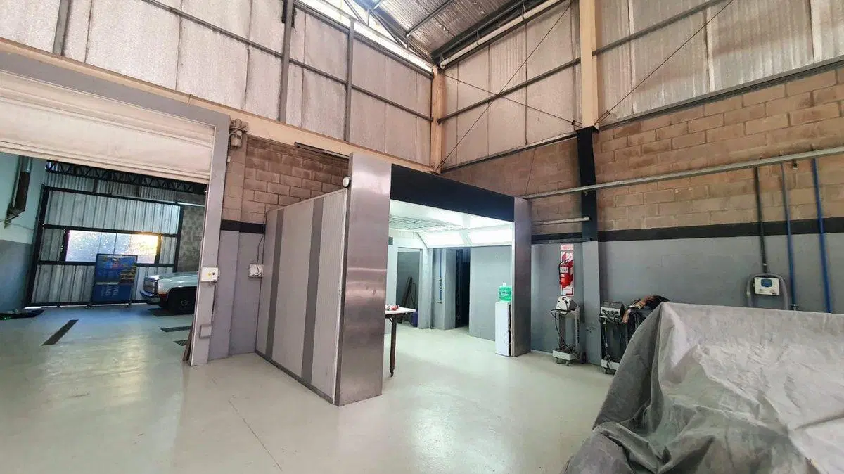 Venta Galpones en Parque Leloir 8