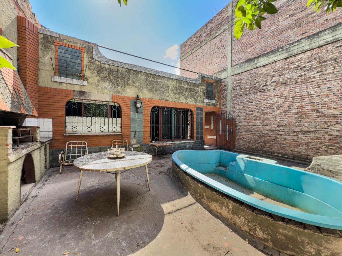 Foto de VENTA CASA 5 AMBIENTES CIUDADELA PARQUE Y PILETA, imagen 2