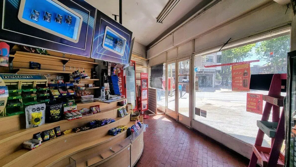 LOCAL EN VENTA EN VILLA LUGANO EN ESQUINA 4