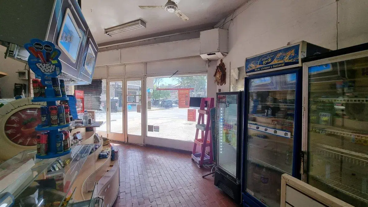 LOCAL EN VENTA EN VILLA LUGANO EN ESQUINA 8