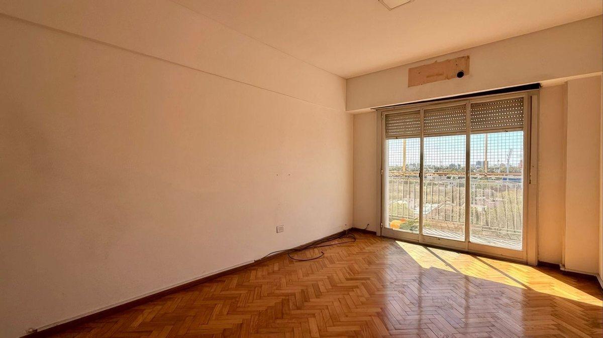 Foto de LINIERS DEPARTAMENTO 3 AMBIENTES VENTA PISO ALTO, imagen 2