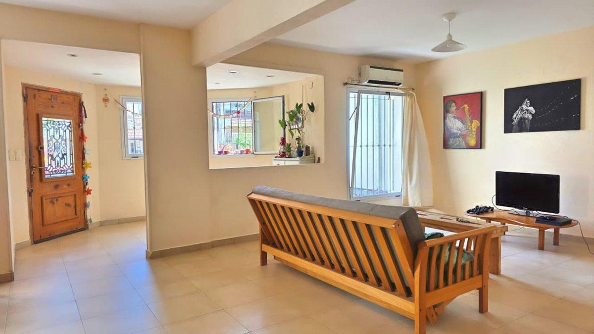 Foto de CASTELAR NORTE CASA VENTA 6 AMBIENTES JARDIN LUZ, imagen 3
