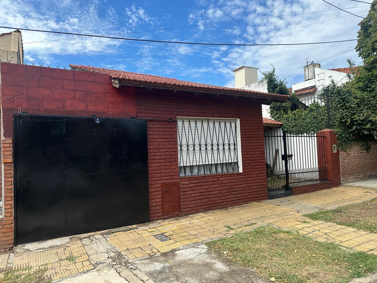 Impecable casa 4 ambientes con pileta en Palomar en Venta