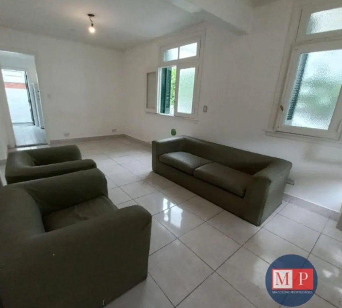 VENTA CASA EN LOTE PROPIO. conformada de 2 viviendas que funcionan como PH independientes. 5