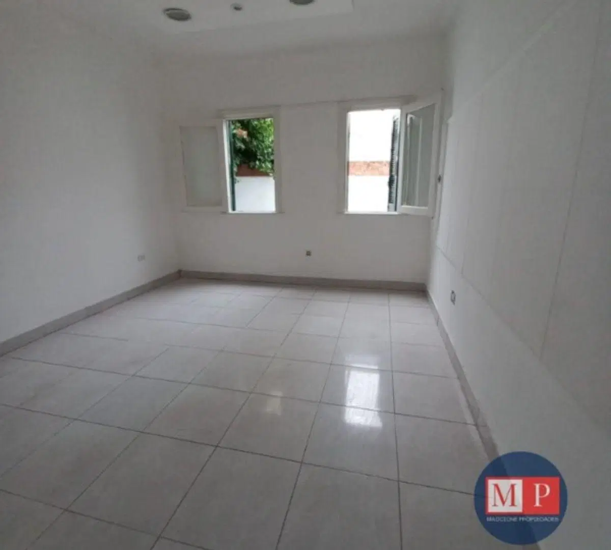 VENTA CASA EN LOTE PROPIO. conformada de 2 viviendas que funcionan como PH independientes. 3