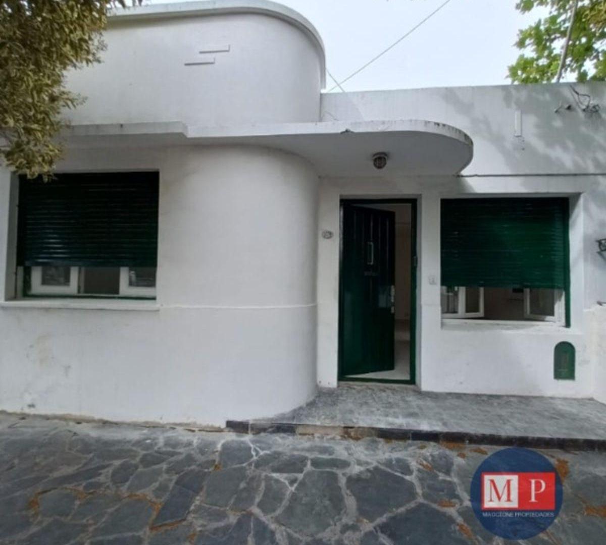 VENTA CASA EN LOTE PROPIO. conformada de 2 viviendas que funcionan como PH independientes.