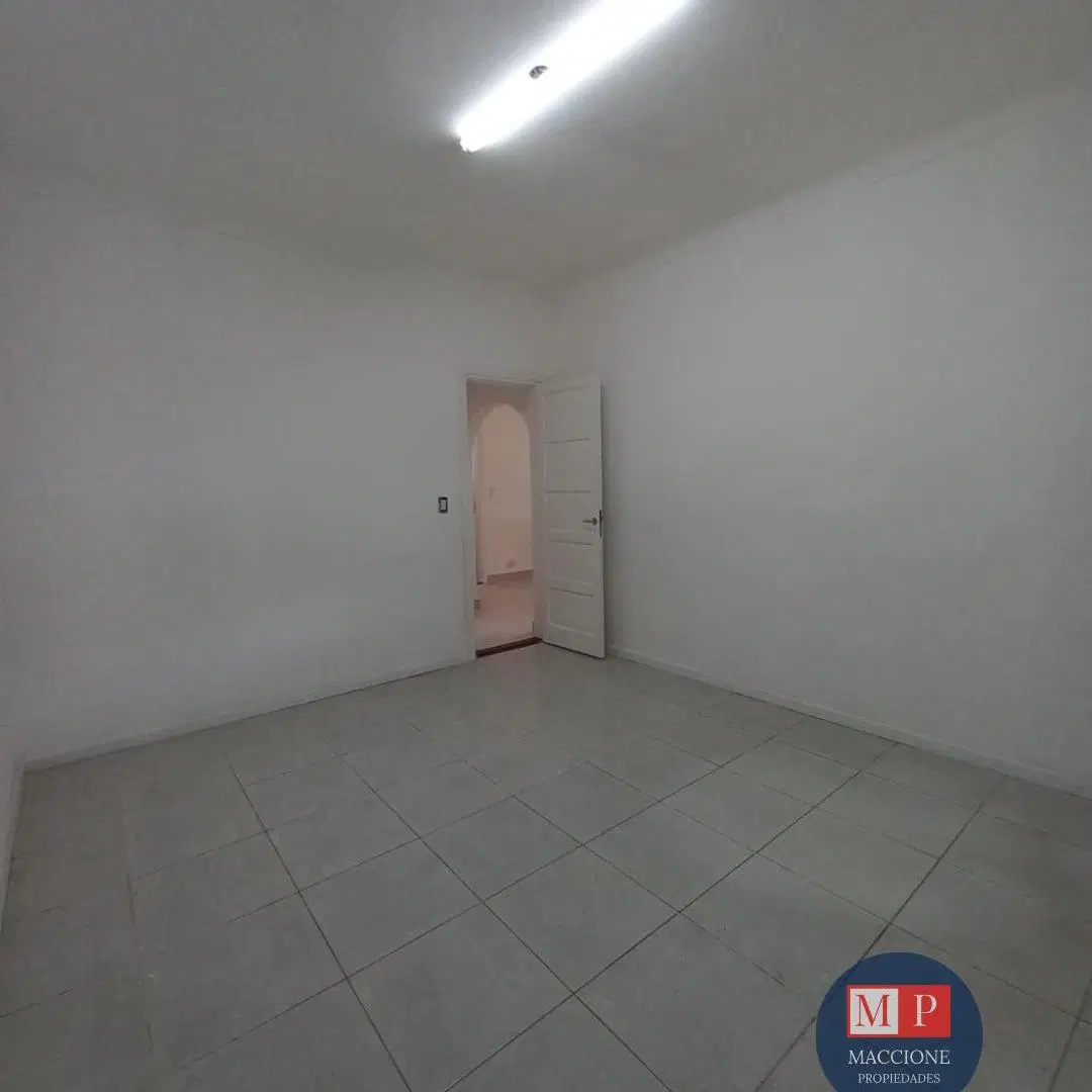 VENTA CASA EN LOTE PROPIO. conformada de 2 viviendas que funcionan como PH independientes. 2