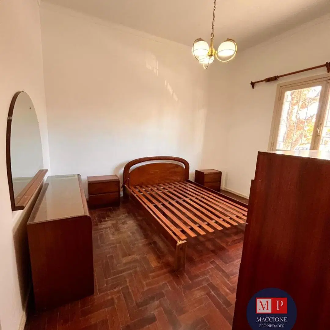 Venta de Casa de 3 ambientes en esquina con amplio garage y quincho 4