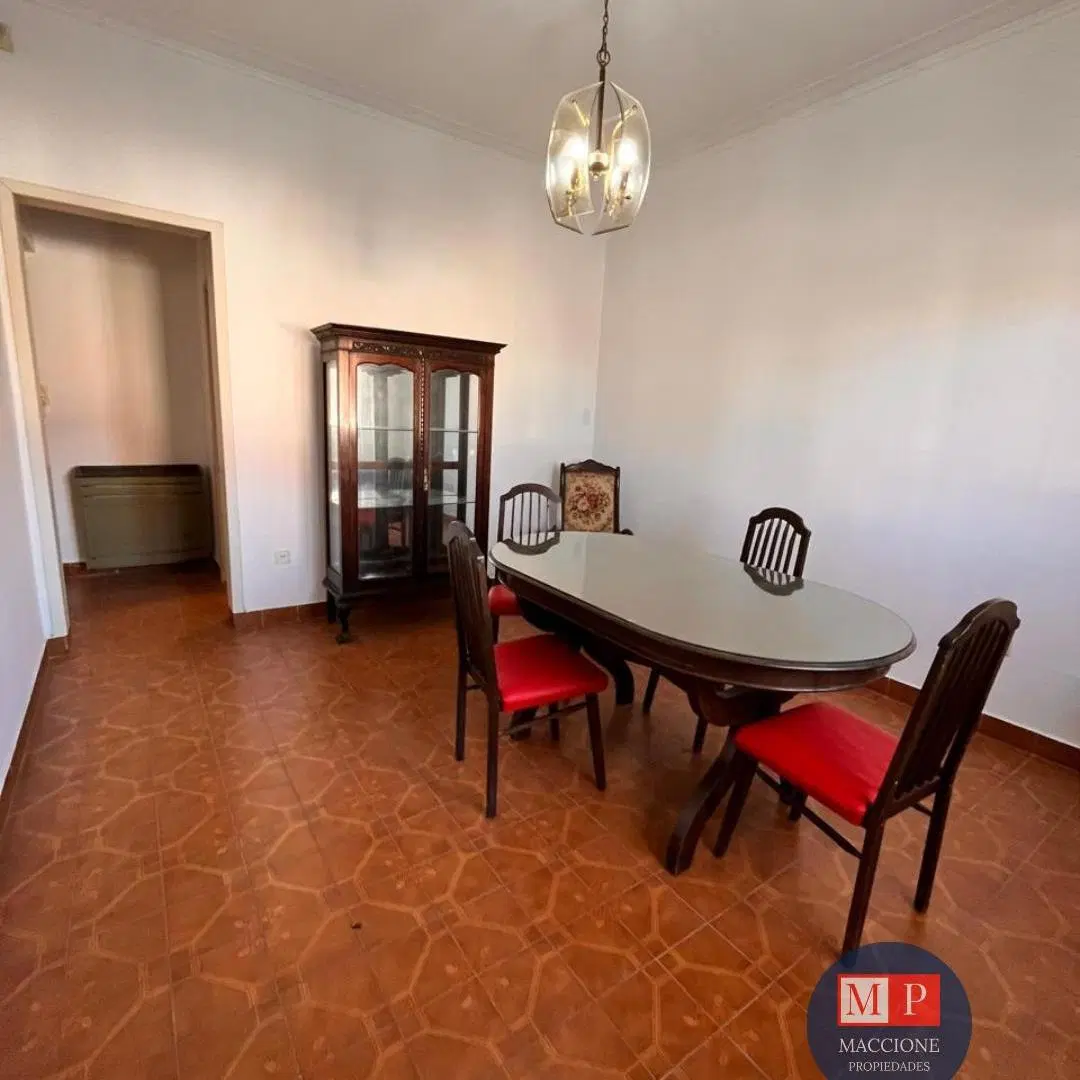 Venta de Casa de 3 ambientes en esquina con amplio garage y quincho 8
