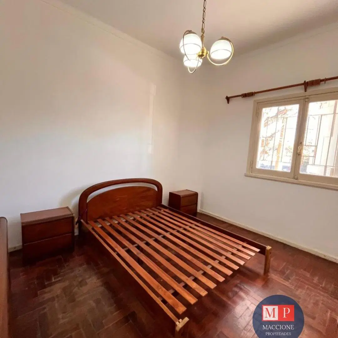 Venta de Casa de 3 ambientes en esquina con amplio garage y quincho 5