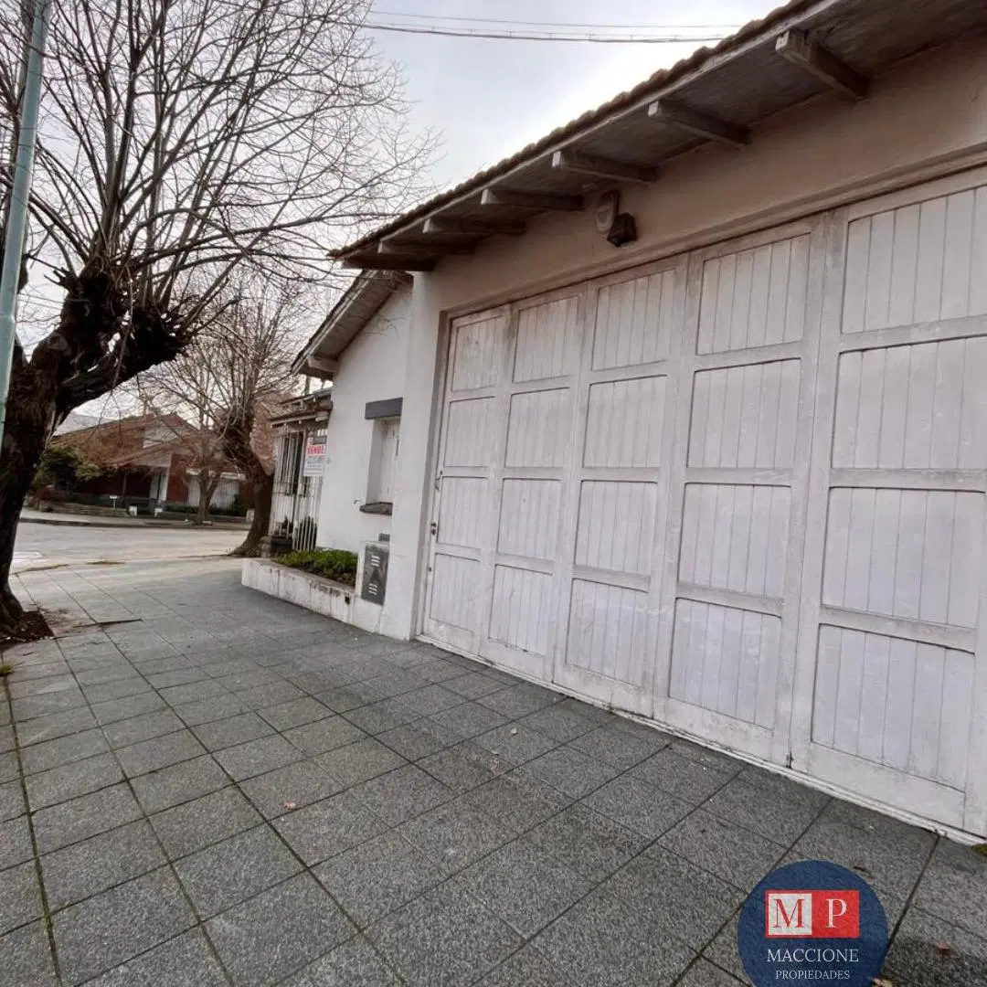 Venta de Casa de 3 ambientes en esquina con amplio garage y quincho 3