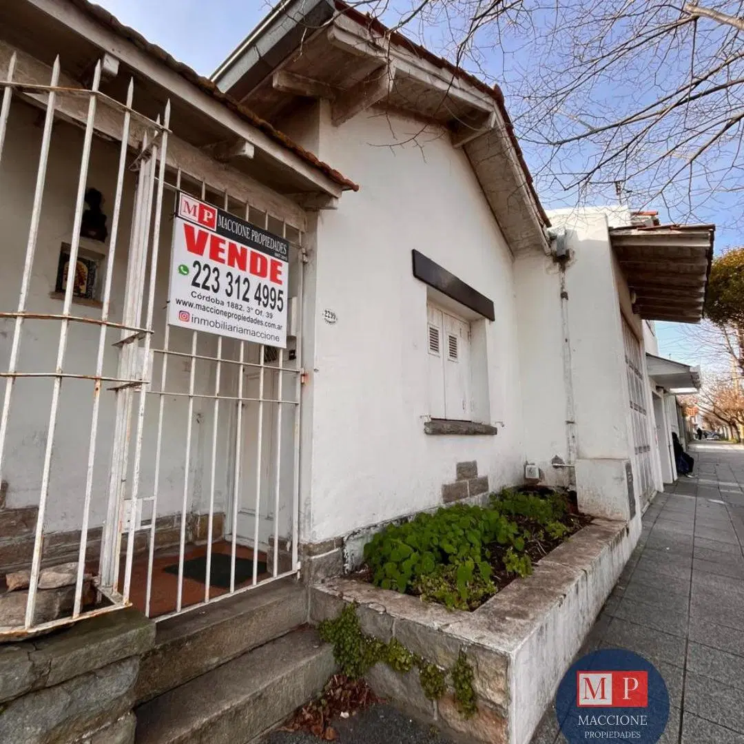 Venta de Casa de 3 ambientes en esquina con amplio garage y quincho 2