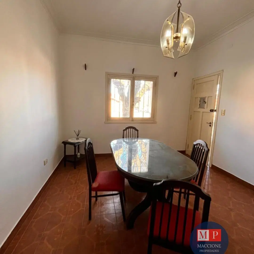 Venta de Casa de 3 ambientes en esquina con amplio garage y quincho 5