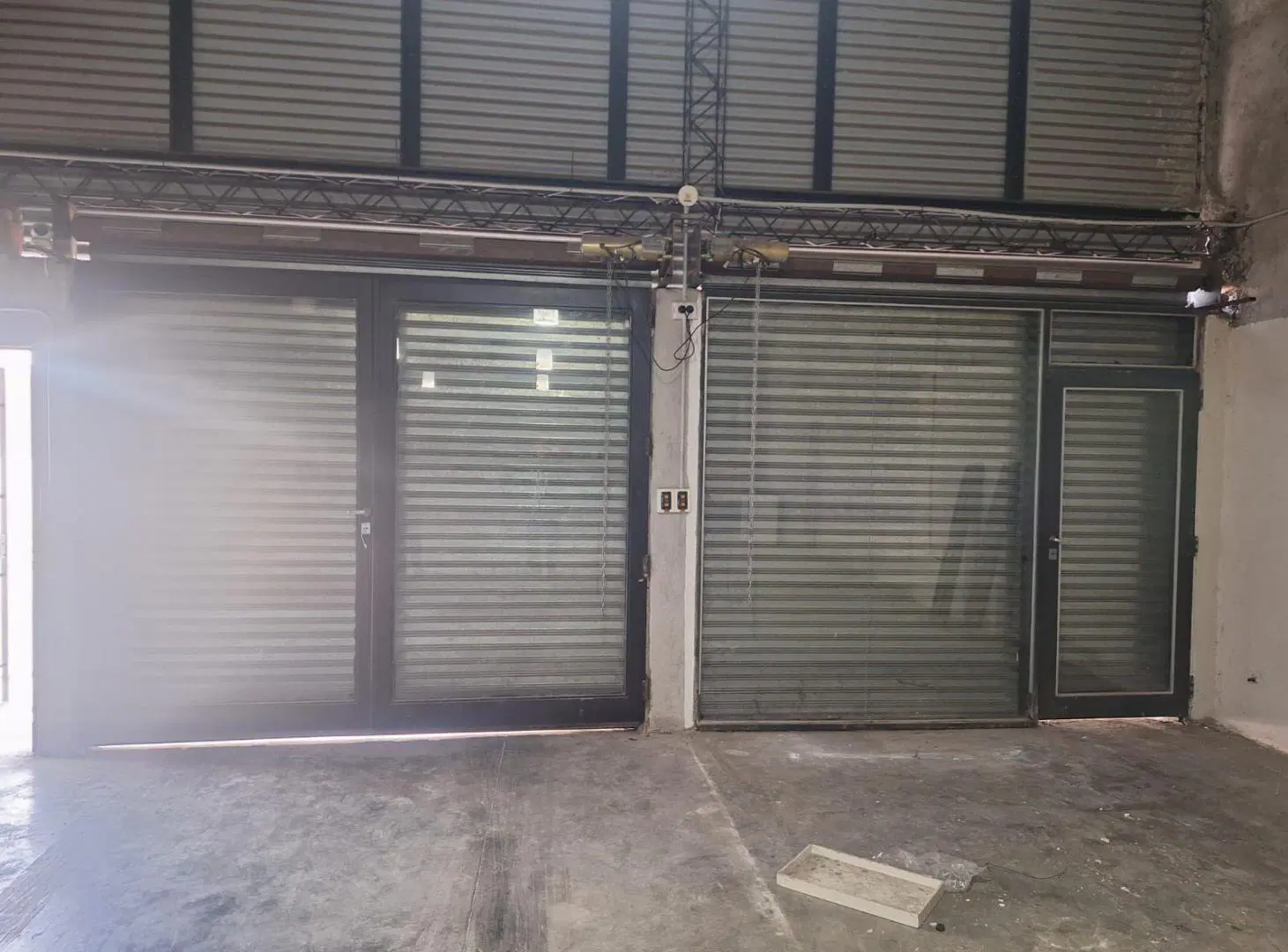 Local y galpon con oficinas frente a plaza Alen 5