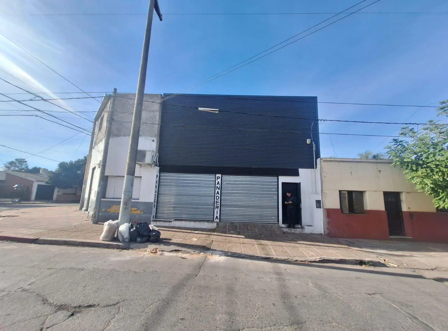 Local y galpon con oficinas frente a plaza Alen 1