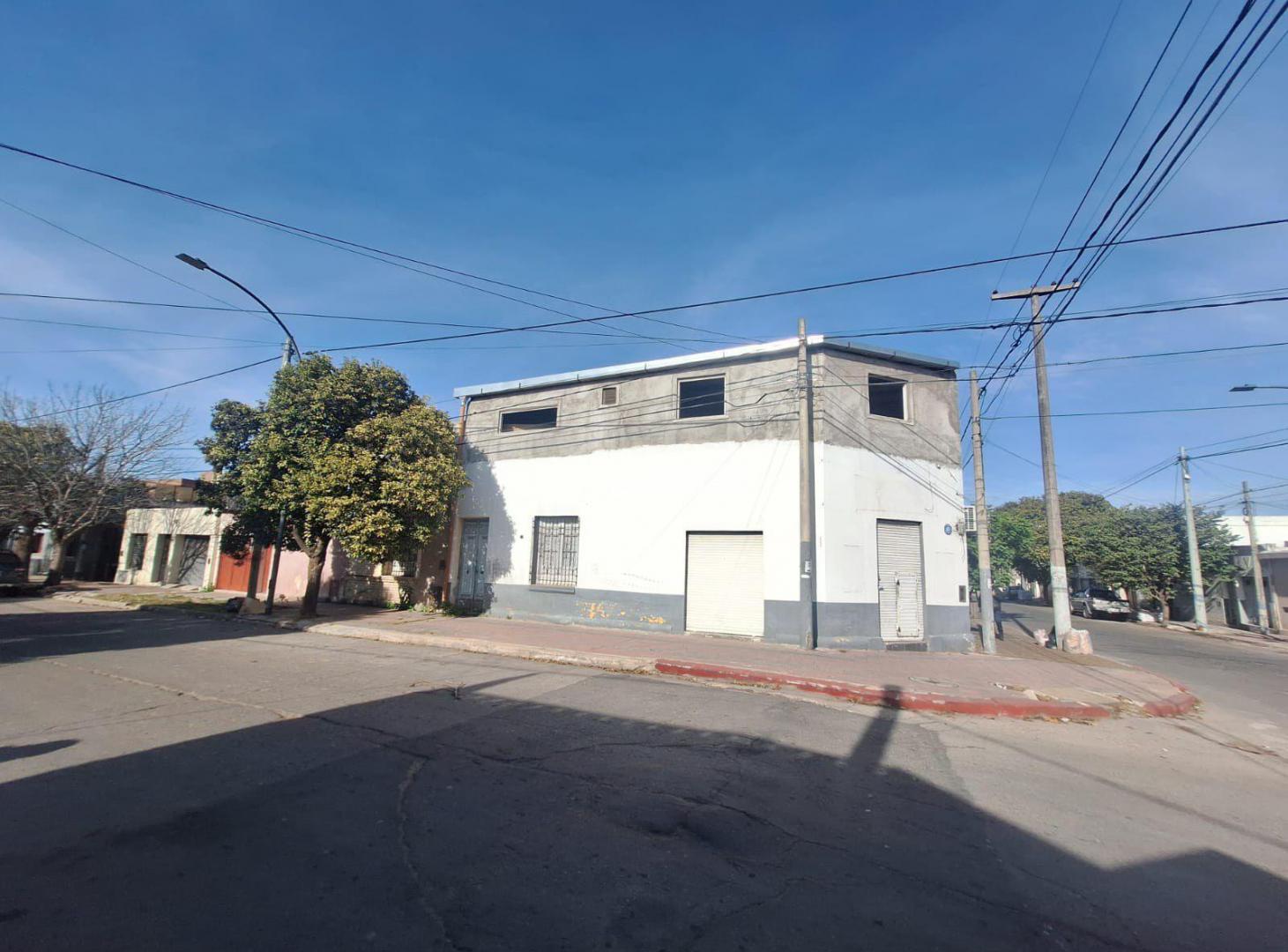Local y galpon con oficinas frente a plaza Alen