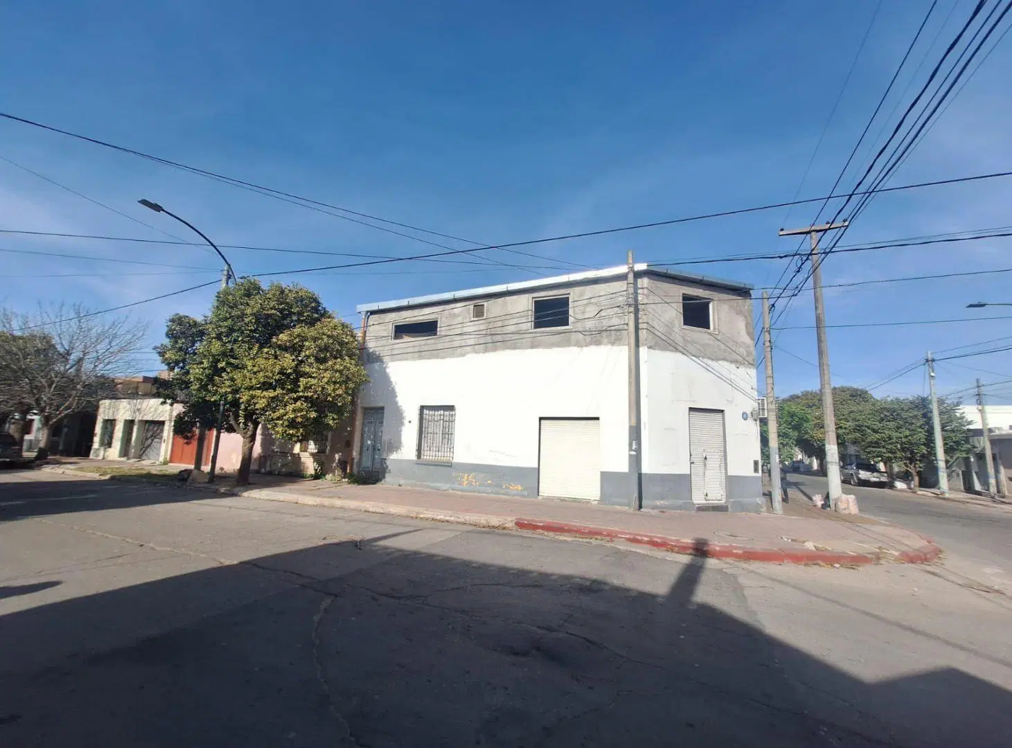 Local y galpon con oficinas frente a plaza Alen 3