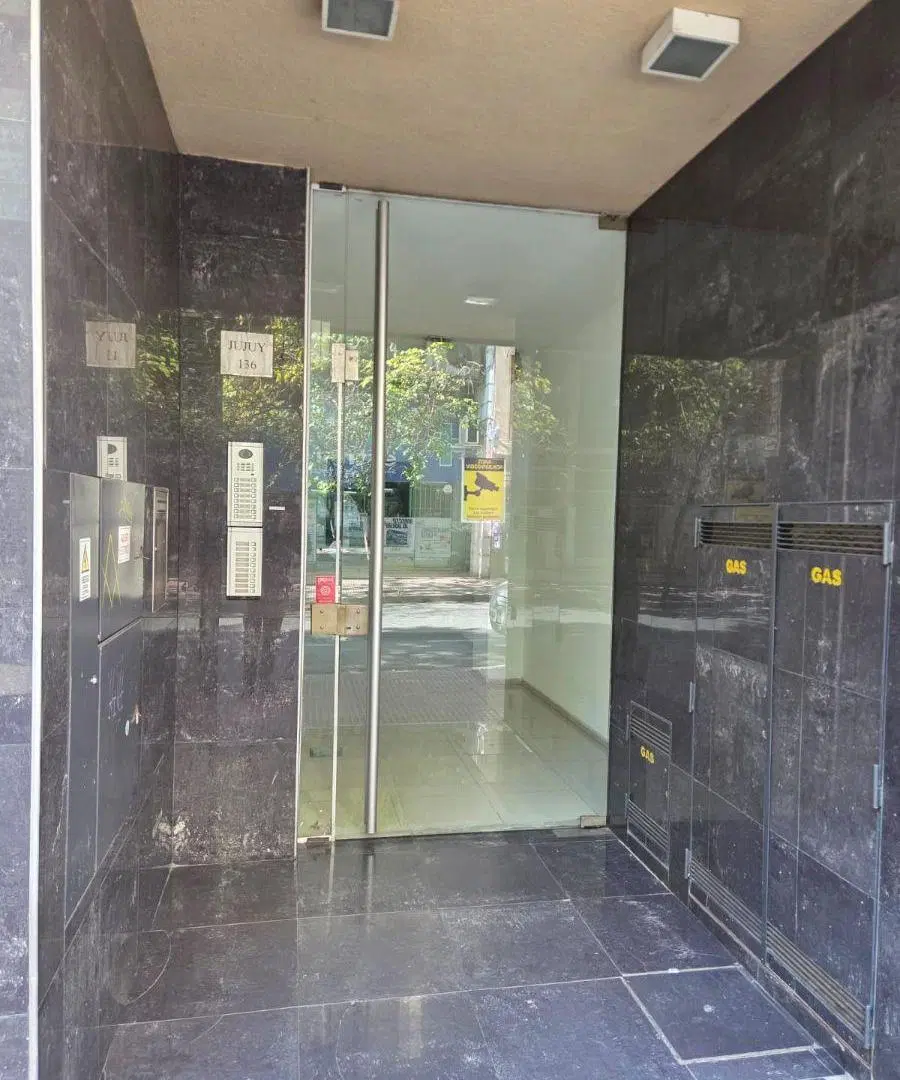 SE VENDE DEPARTAMENTO CON BALCON EN EL CENTRO 2