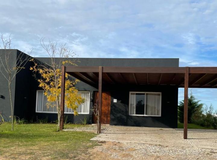 ECUESTRE 300 c/ pileta cercada p/14+2 pax, 5 dorm, mas dependencia 2