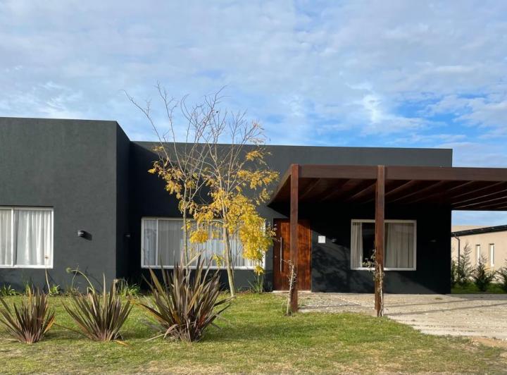 ECUESTRE 300 c/ pileta cercada p/14+2 pax, 5 dorm, mas dependencia 1