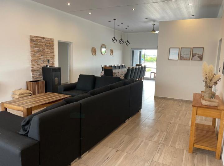 ECUESTRE 300 c/ pileta cercada p/14+2 pax, 5 dorm, mas dependencia 5