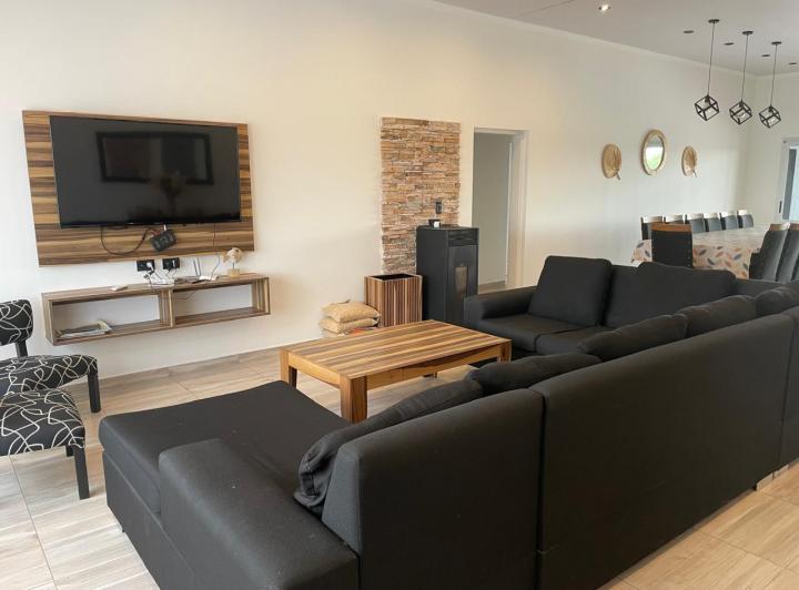 ECUESTRE 300 c/ pileta cercada p/14+2 pax, 5 dorm, mas dependencia 4