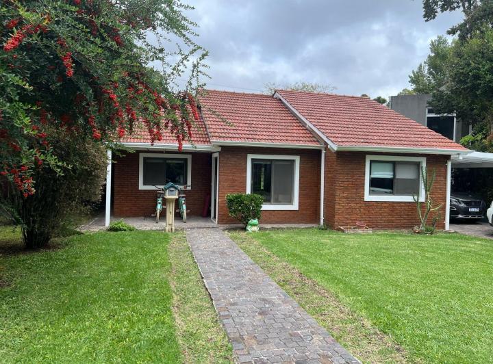 CLUB EL CARMEN – Casa en una planta c/pileta FONDO LIBRE!!! impecable 1
