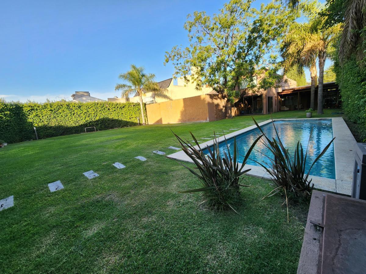 Hermosa Casa con Gran Espacio Verde, Quincho y Pileta 2