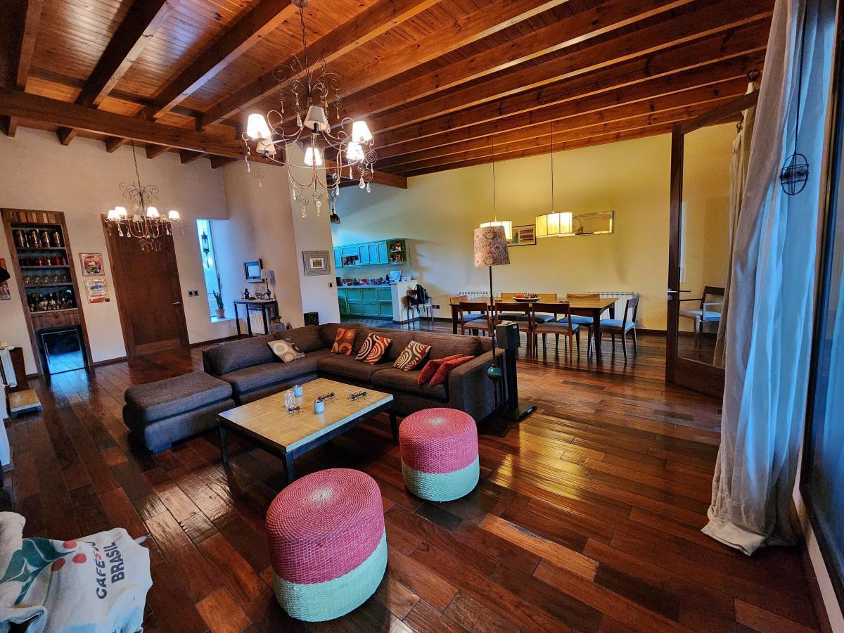 Hermosa Casa con Gran Espacio Verde, Quincho y Pileta 5