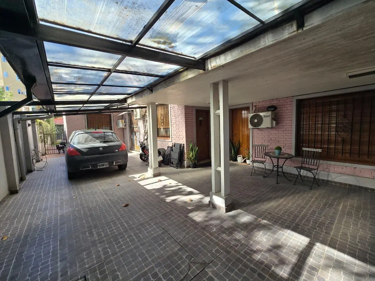 Venta - Casa 5 habitaciones -  San Antonio De Padua - Quincho y Pileta - 100 mts estación 5
