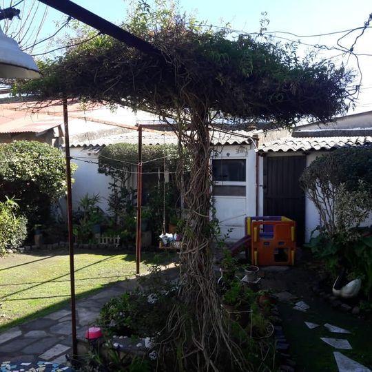 INMOBILIARIA VENDE CHALET+CASA C/Garaje y Gran Fondo Libre. V: Domínico (Avellaneda)