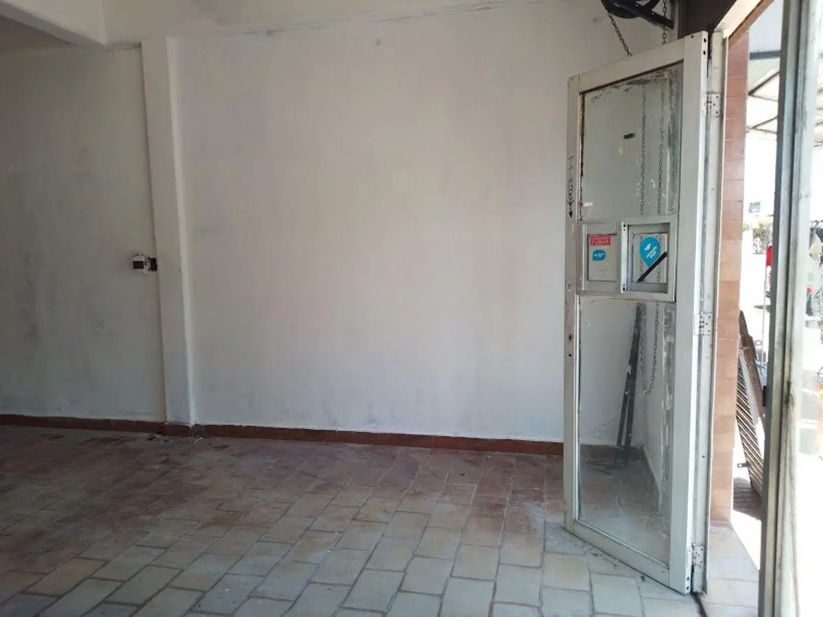 INMOBILIARIA ALQUILA LOCAL COMERCIAL DE 35 M2 EN AVENIDA EVA PERON (San Jose) Temperley 4