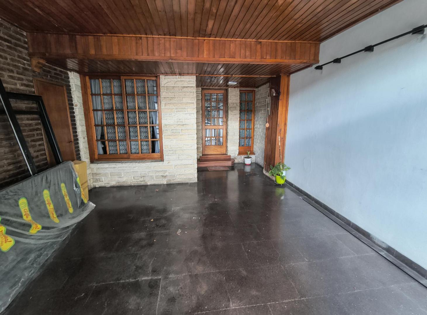 Foto de PH - 2 dormitorios, cochera y patio con quincho y parrilla, imagen 3
