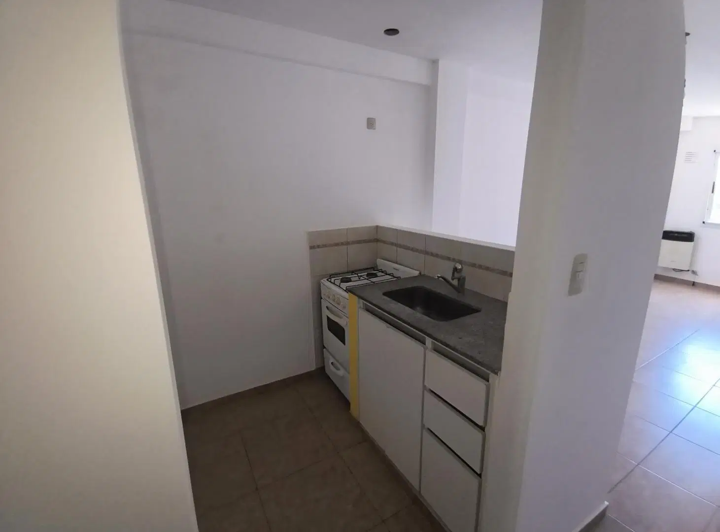 VENTA DE DEPARTAMENTO DE 1 DORMITORIO CON CON COCHERA LA PLATA 8