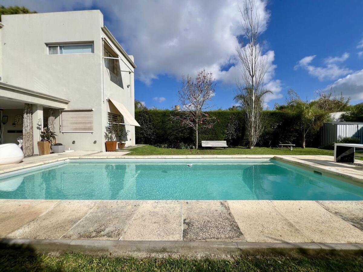 Foto de Excelente casa en venta , 4 dormitorios con parque y pileta, imagen 3