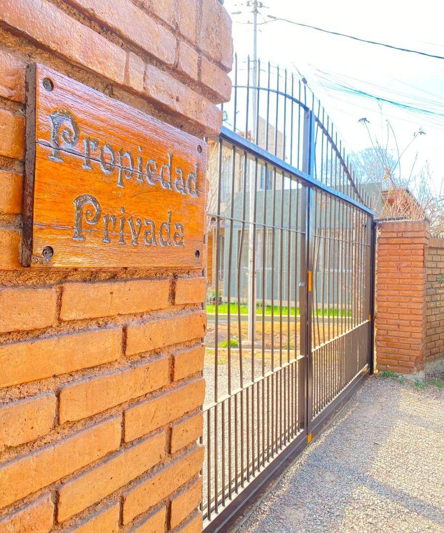 Foto de Casa en Venta de 6 Dormitorios y Piscina en Barrio Bermejo – 1.000 m², imagen 2