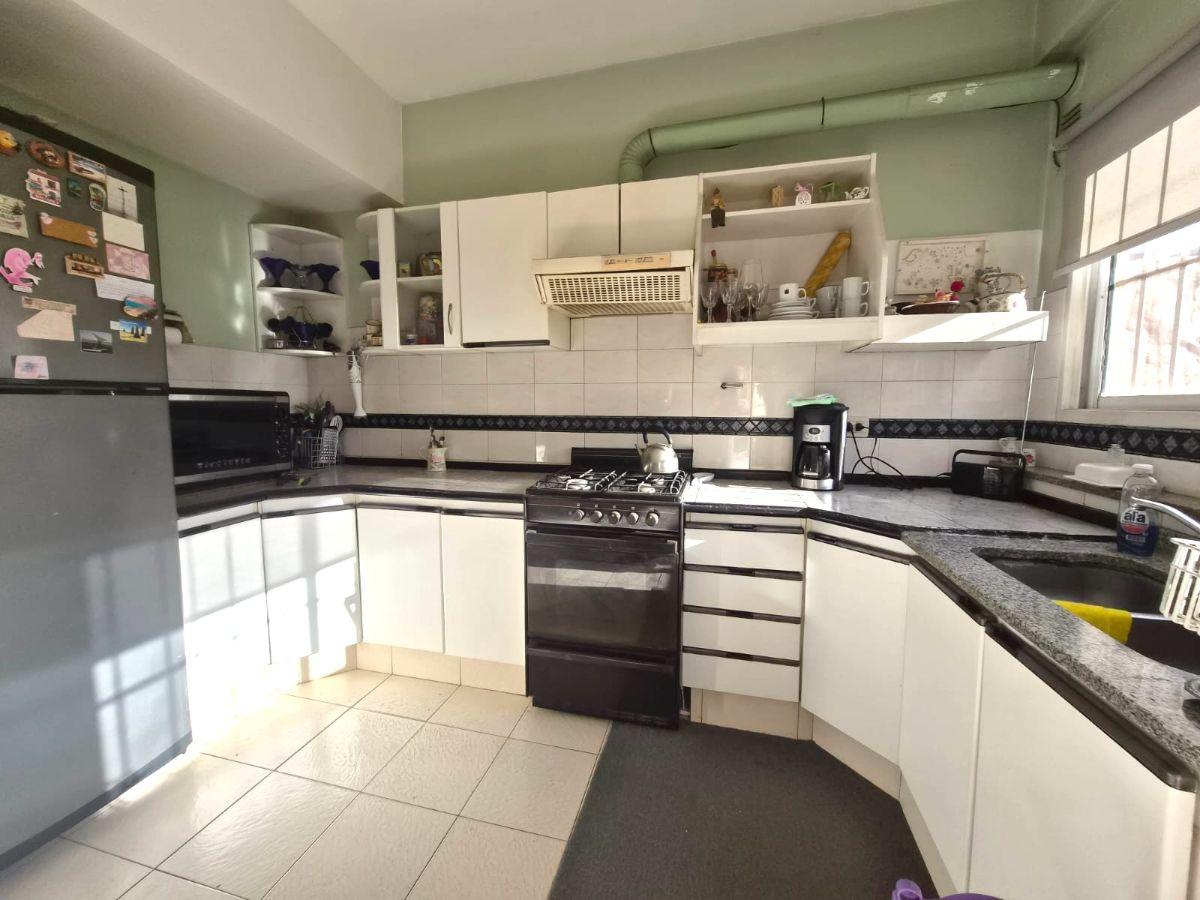 Excelente Casa en Triplex con Cochera, Patio y Parrilla – Monte Castro. APTO CREDITO HIPOTECARIO