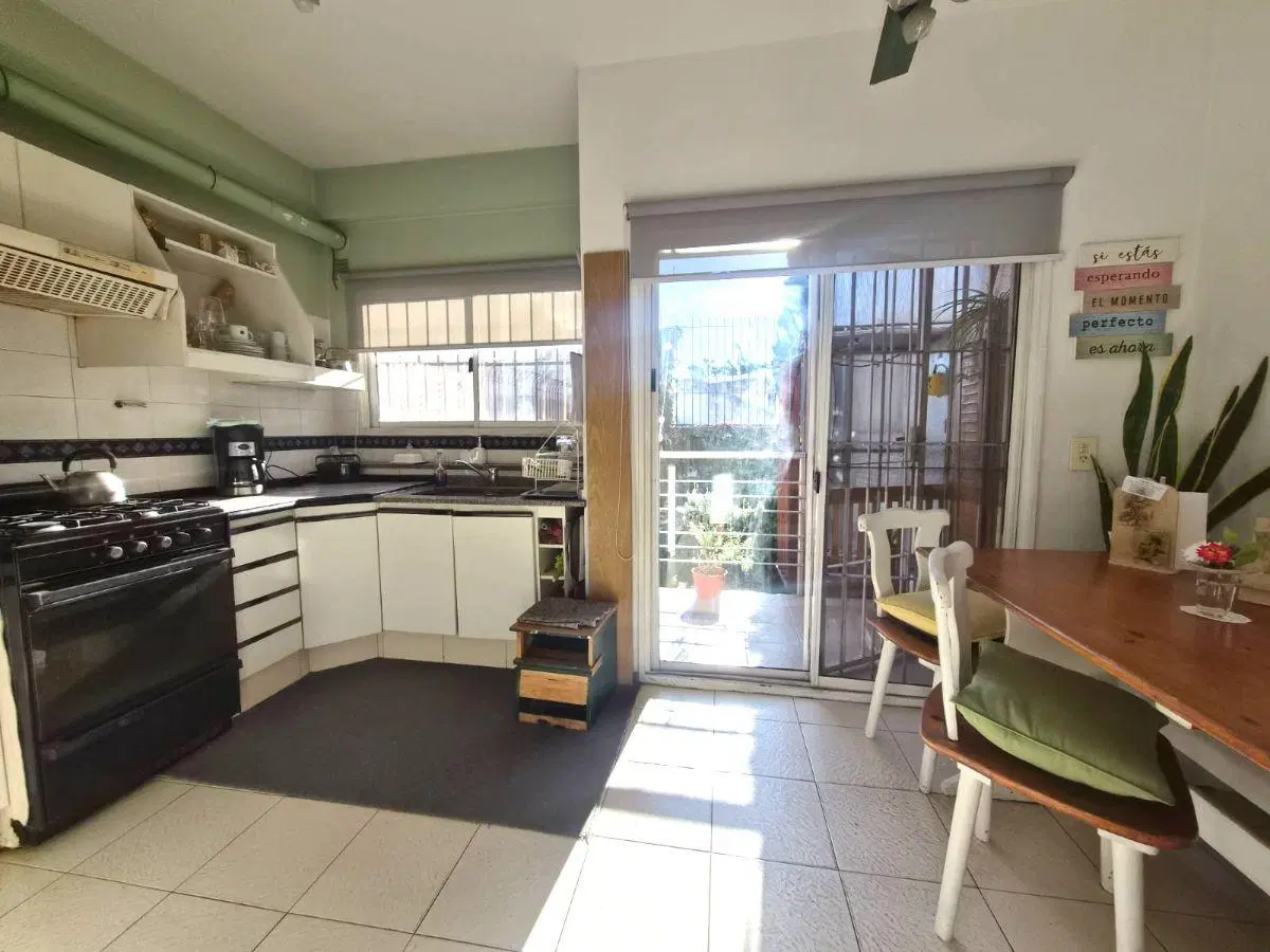 Excelente Casa en Triplex con Cochera, Patio y Parrilla – Monte Castro. APTO CREDITO HIPOTECARIO 2
