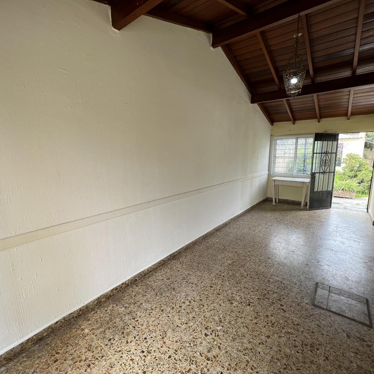 Foto de Casa en venta con terreno amplio - Moron, imagen 2