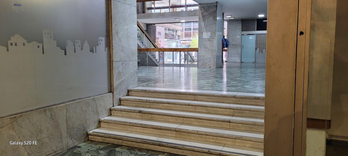 Foto de FLORIDA y Rivadavia -Excelente Local Planta Libre a Dos Vidrieras con, imagen 2
