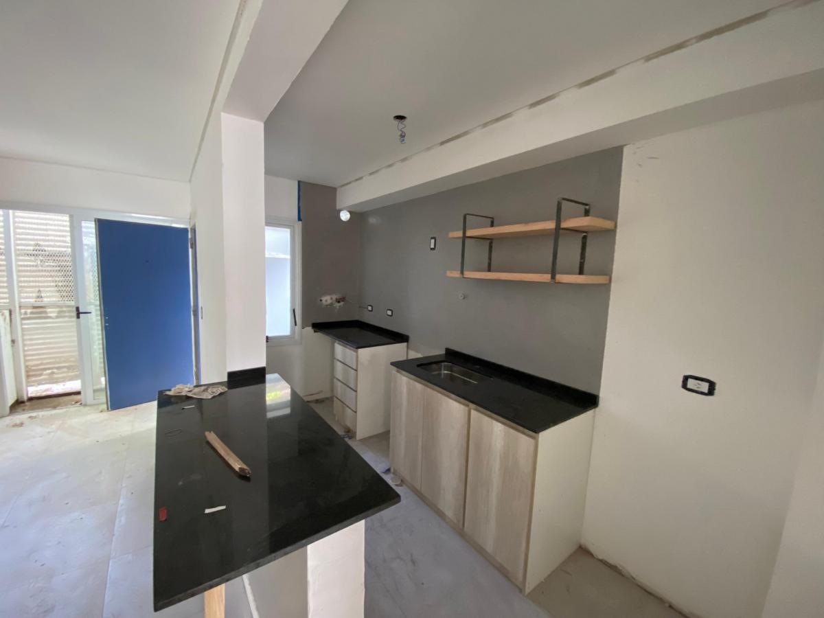 Departamento en Venta de 2 Dorm. C/ Cochera en Quinta Sección 2